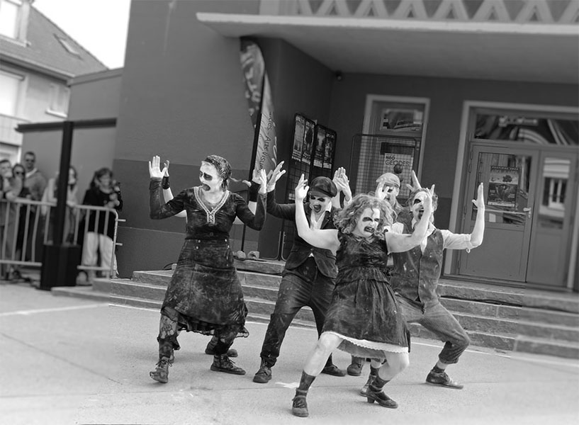 Photo de développement culturel avec un spectacle de rue