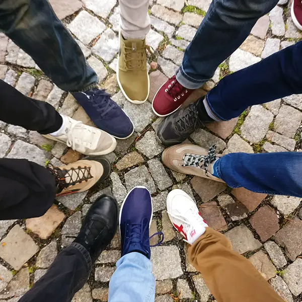 photo de jambes avec des sneakers colorés pour illustrer la diversité sociale et l'impact de l'économie sociale et solidaire et l'engagement de Fabienne Lorin dans ces projets